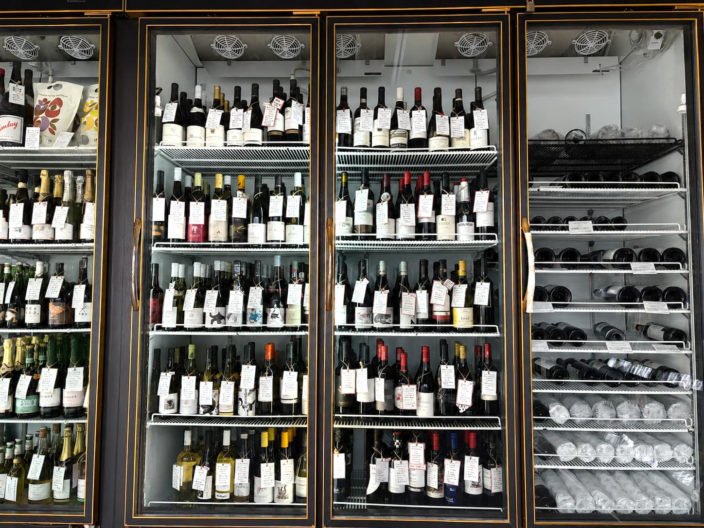 ワインセラーが並ぶ、ほしくま酒店の店内